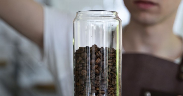 barista che prepara caffè 
