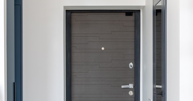 Una porta d'ingresso chiusa