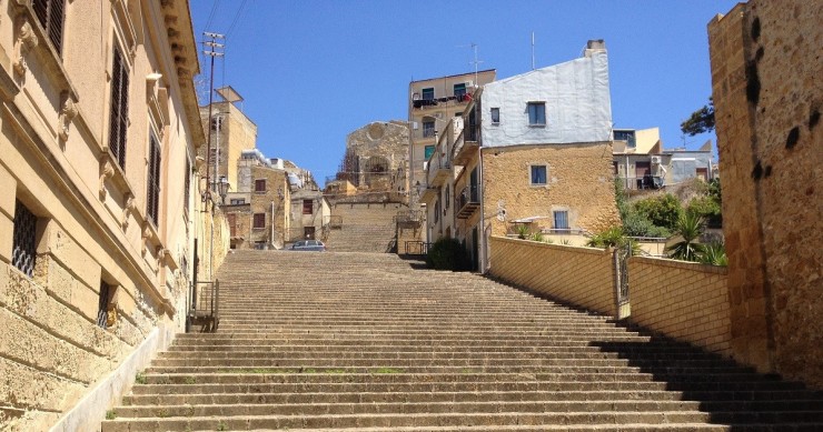 La scalinata che conduce al Duomo di Naro