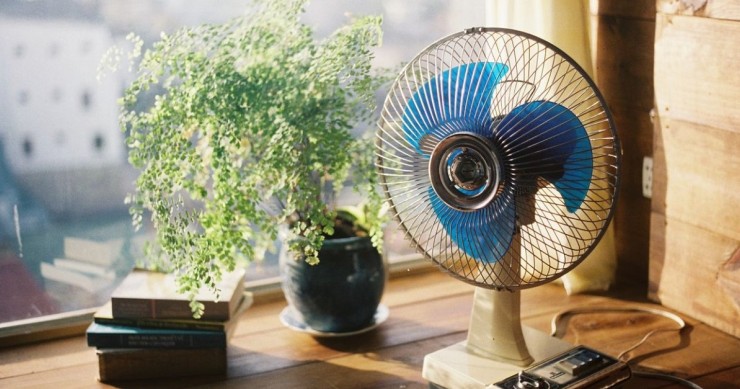 Un piccolo ventilatore da tavolo