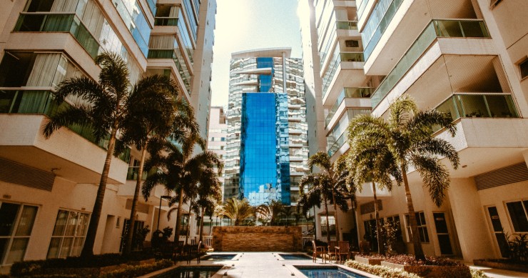 Vista di moderni grattacieli urbani con palme, che mostrano un'architettura contemporanea