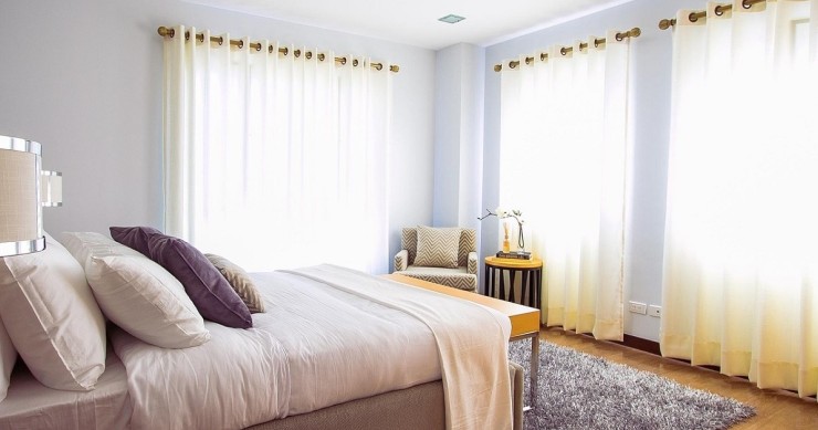 Camera da letto con tende alle finestre
