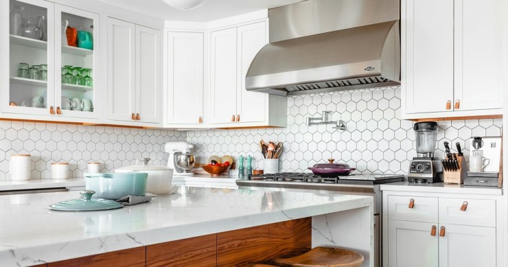 Cucina moderna con moduli e pensili