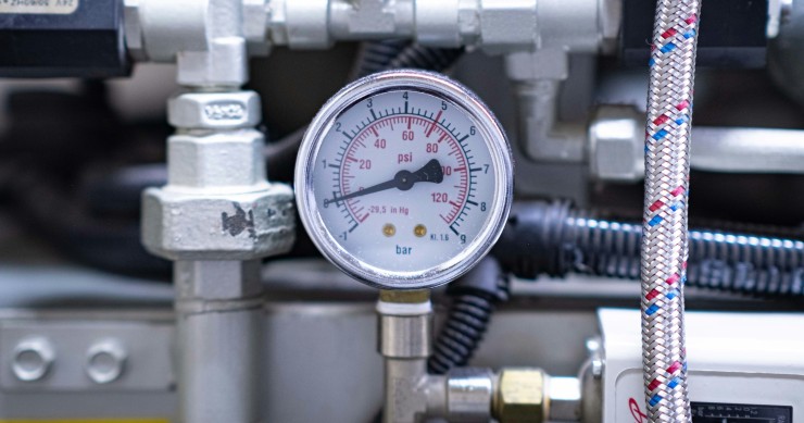 Contatore dell'acqua analogico installato su una tubazione idraulica in metallo