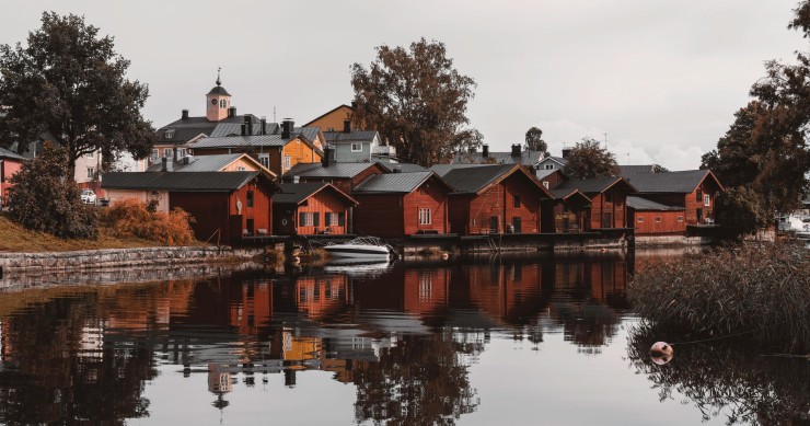Case rosse sull’acqua a 50 km da Helsinki: la meta d’autunno