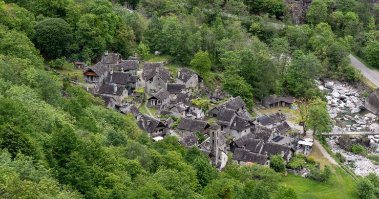 Rassa, il borgo di pietra nella Valsesia tra boschi e leggende