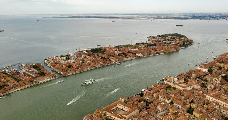 A 10 minuti da San Marco: la Giudecca che sfugge al caos