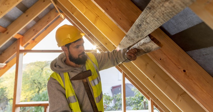 Carpentiere che lavora nel sottotetto