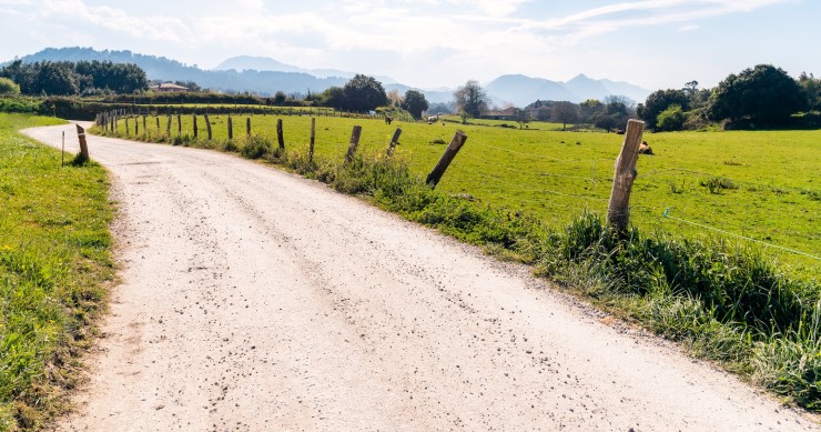 Strada sterrata privata, viale d'accesso campagna