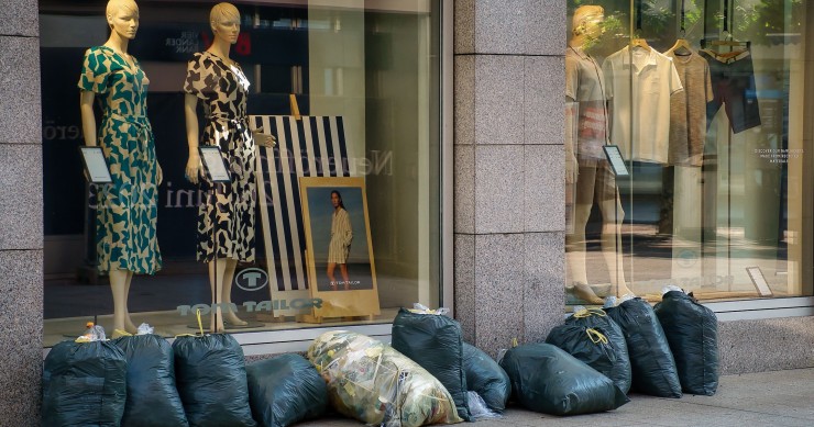 Spazzatura all’esterno di un’attività commerciale
