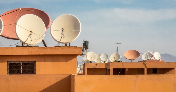 Parabola su balcone appartamento, facciata condominio con parabola