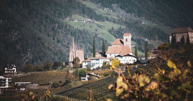 Seggiovia vintage e 70 km di sentieri: l’autunno a Tirolo