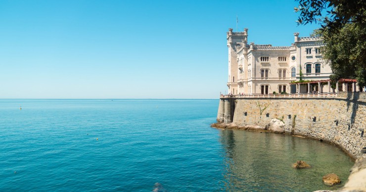 Miramare, la "nave di pietra" sospesa tra mare e destino