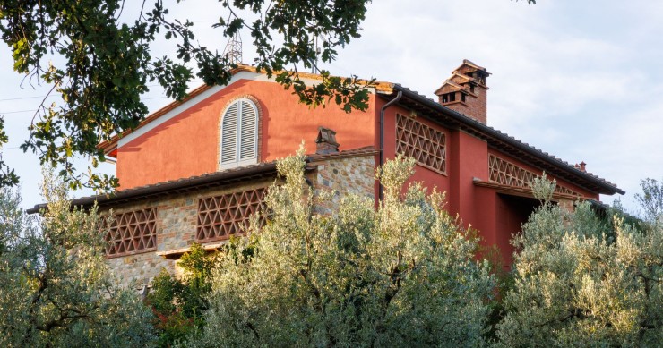 Dentro la villa toscana di Panariello: veranda in cotto e salone vissuto