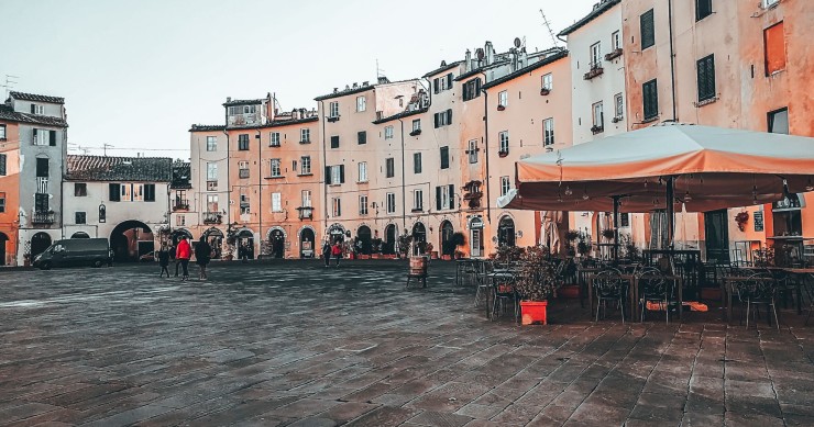 Lucca, la piazza che rivela un anfiteatro romano nascosto