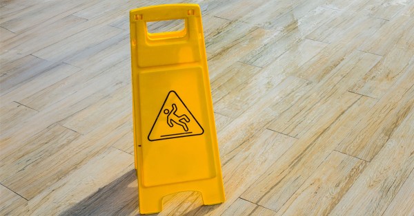 Pavimento scivoloso in condominio: chi risarcisce eventuali danni