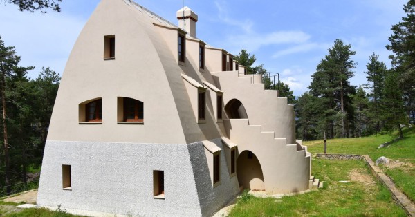 Xalet del Catllaràs: il rifugio nascosto dei minatori progettato da Antoni Gaudí