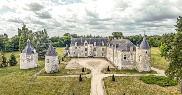 In vendita per 1,5 milioni un castello medievale francese con oltre 600 anni di storia
