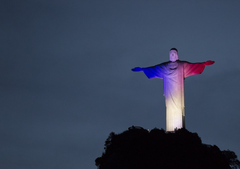 Il Cristo di Rio illuminato con i colori della bandiera francese