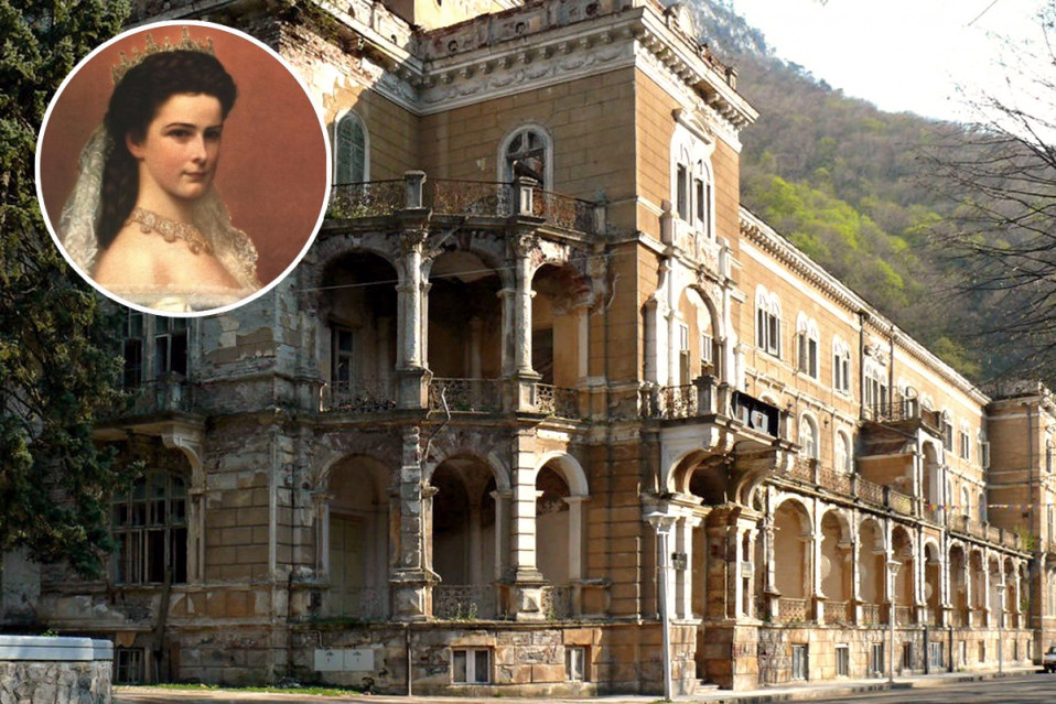 Il palazzo (in rovina) dell’imperatrice Sissi