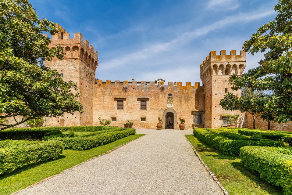 Il Castello di Oliveto a Castelfiorentino / Lionard Luxury real estate