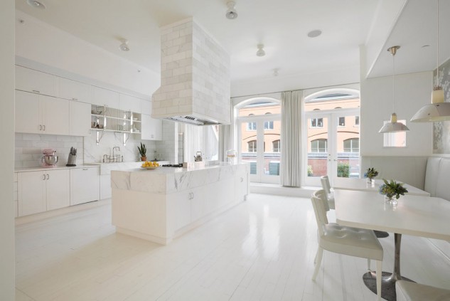 Ha una superficie di 350 m2 / Compass