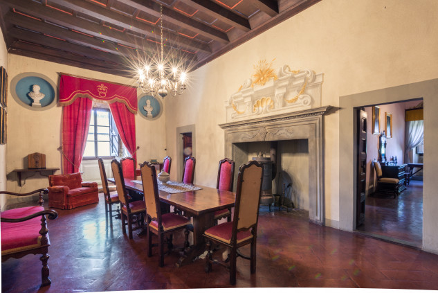 il castello fa parte di una tenute che comprende 25 case coloniche / Lionard Luxury real estate