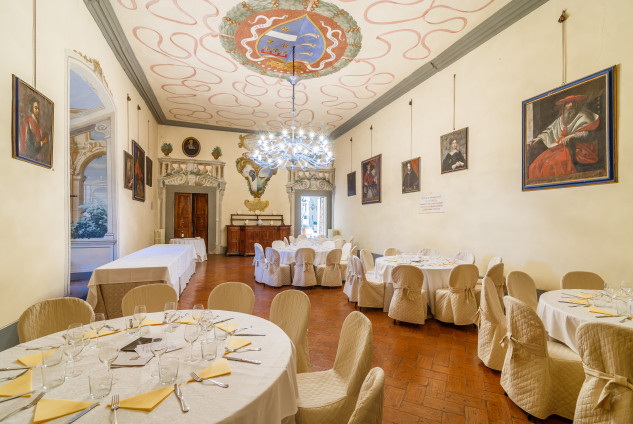 Ma anche un borgo con una villa settencesca e una cappella nel bosco / Lionard Luxury real estate