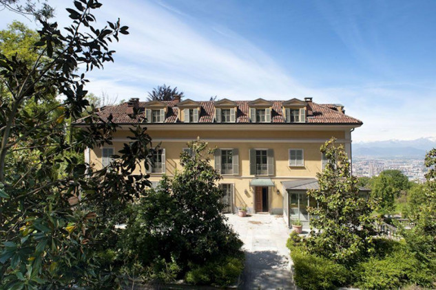 Villa immersa nel verde / Furbatto Immobili