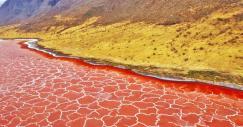 Lago di color rosso in Tanzania