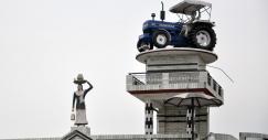 Un trattore sul tetto usato come cisterna