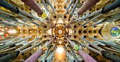 Interno della Sagrada Familia di Barcellona