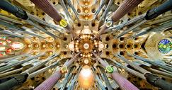 Interno della Sagrada Familia di Barcellona