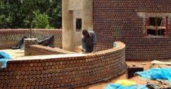 Casa costruita con materiali riciclati 