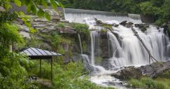 Cascata al lato della casa