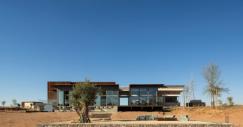 Un negozio e una caffetteria abbandonati nel deserto e trasformati in un hotel ecologico