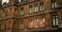 Sogni una visita al castello di Downtown Abbey? Ecco come passarci una notte da film