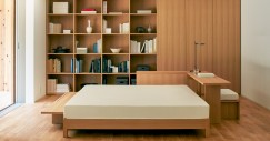 Una stanza da letto minimalista