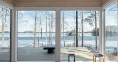 Una casa prefabbricata in legno con sauna si affaccia sul lago ad Helsinki
