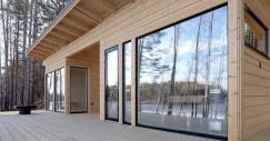 Una casa prefabbricata in legno con sauna si affaccia sul lago ad Helsinki