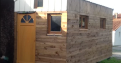 Una coppia francese ha costruito da sola questa mini casa sostenibile in legno