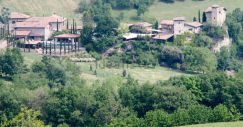 In vendita un piccolo borgo emiliano tra le colline piacentine per 9 milioni di euro