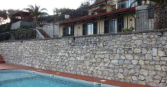 In vendita all’asta per meno di un milione una villa con piscina e affaccio sulla riviera di Levante