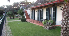 In vendita all’asta per meno di un milione una villa con piscina e affaccio sulla riviera di Levante