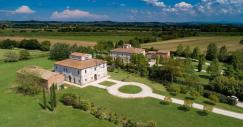 Una villa storica ristrutturata a Montepulciano in vendita per 2,18 milioni