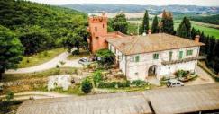 In vendita una tenuta toscana con azienda agricola e piccolo castello per 3.200.000 euro