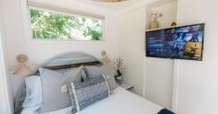 La camera da letto di Handcrafted Hideaway