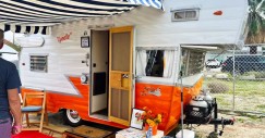 Le vetture in mostra spaziano da quelle più conosciute come Airstream e Shasta a marchi meno comuni come Spartan, Aloha e Silver Streak