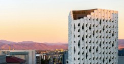 El Hotel Populus tiene una forma triangular, lo cual optimiza las vistas al entorno natural que lo rodea.