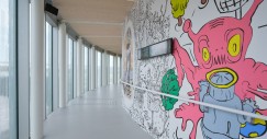 La galleria a spirale è ricoperta da un murale dell'artista di graffiti Jakub Matuška, noto come Masker, che si estende per oltre 200 metri